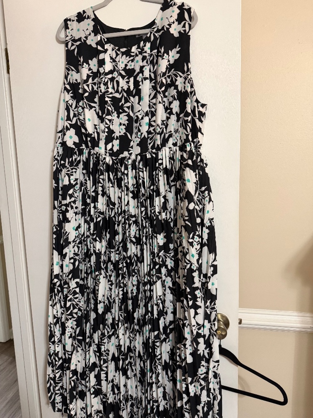 EUC Jessica London 24W sleeveless pleated maxi dress